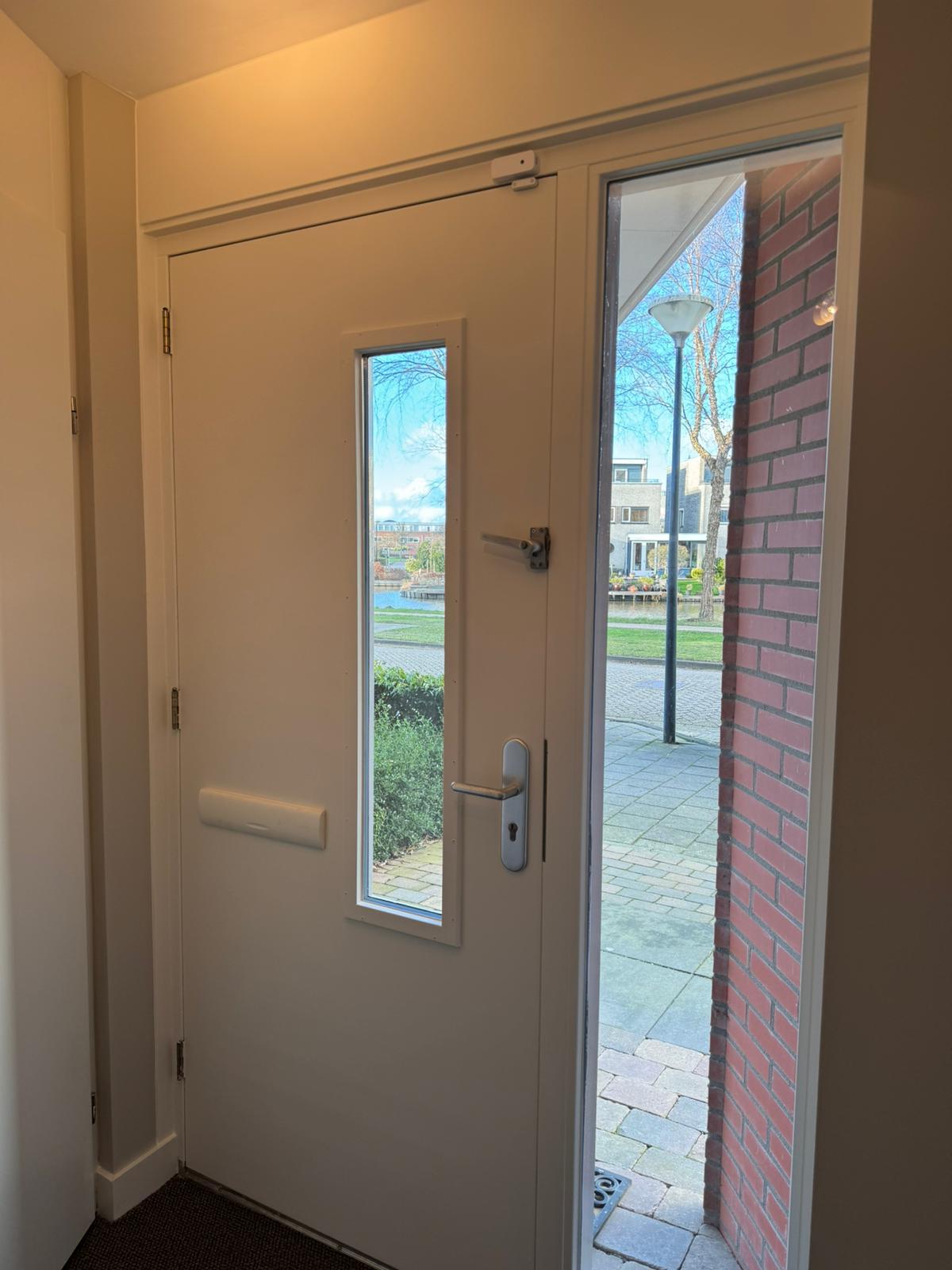 Plaatsing nieuwe voordeur met kozijn
